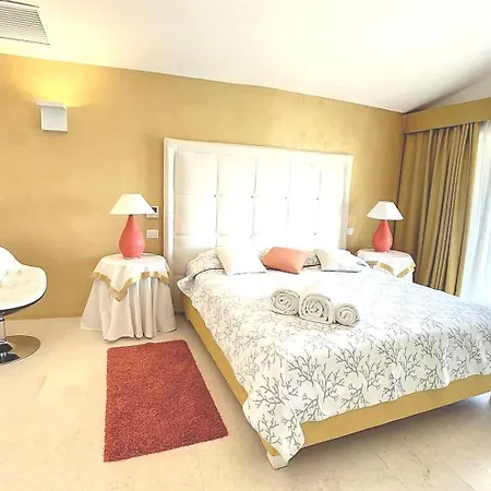 Spacious Villa Osma 5 - Sea View Vakantiehuis *